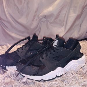 Black and white Huaraches